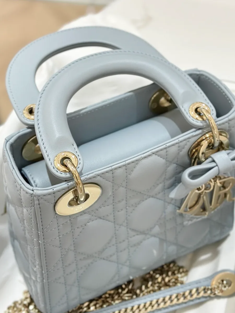 Серо-голубая сумка Dior Lady 17, вид сверху под углом