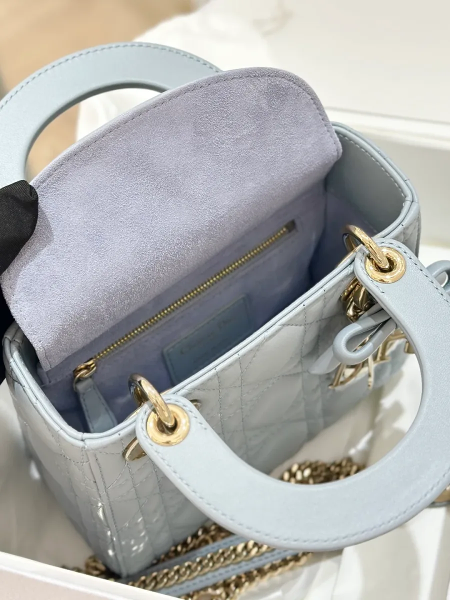 Внутреннее отделение сумки Dior Lady 17 с открытым клапаном