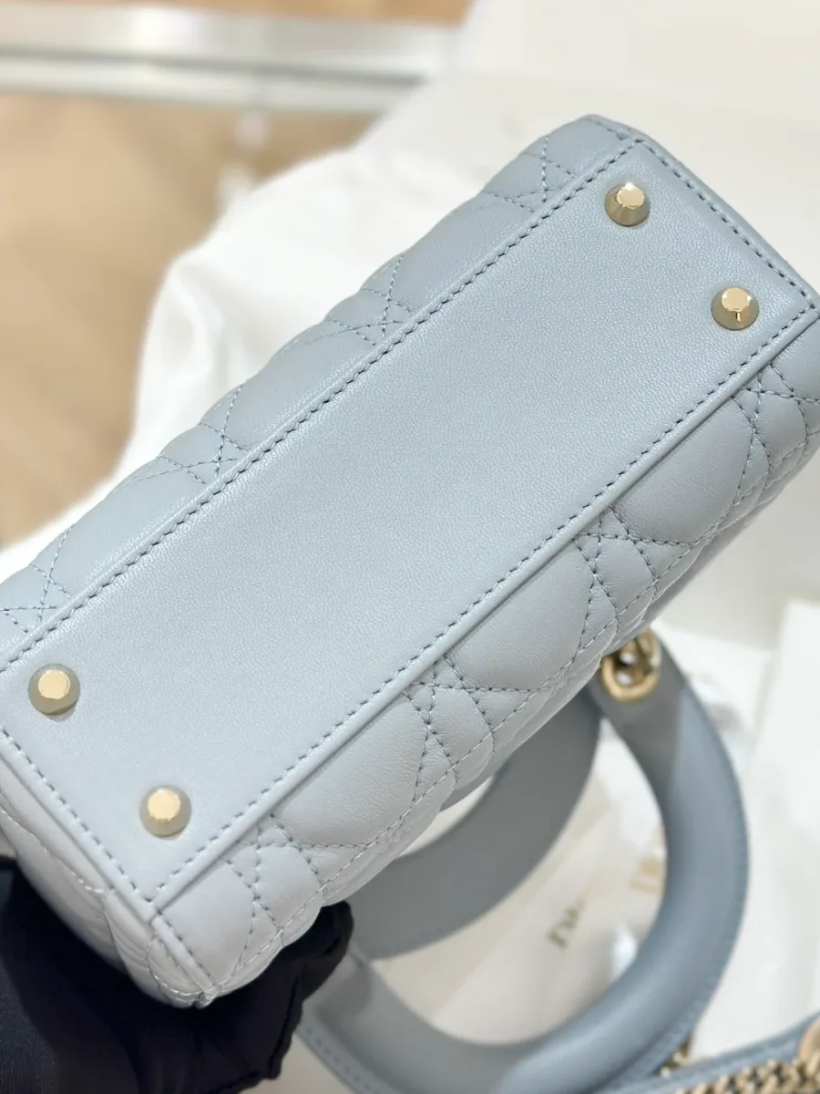 Дно серо-голубой сумки Dior Lady 17 с металлическими ножками-протекторами