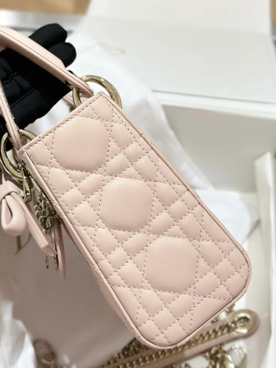 Боковая сторона розовой сумки Lady Dior 17 со стеганым узором Cannage