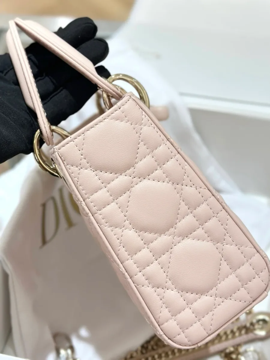 Сумка Lady Dior 17 нежно-розового цвета, вид сбоку