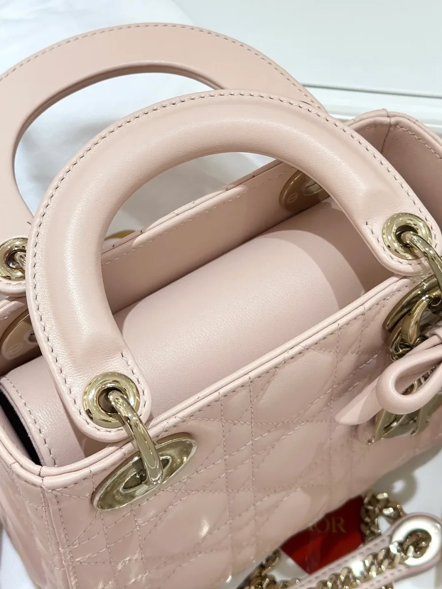 Вид сверху на ручки и верхний клапан розовой сумки Lady Dior 17