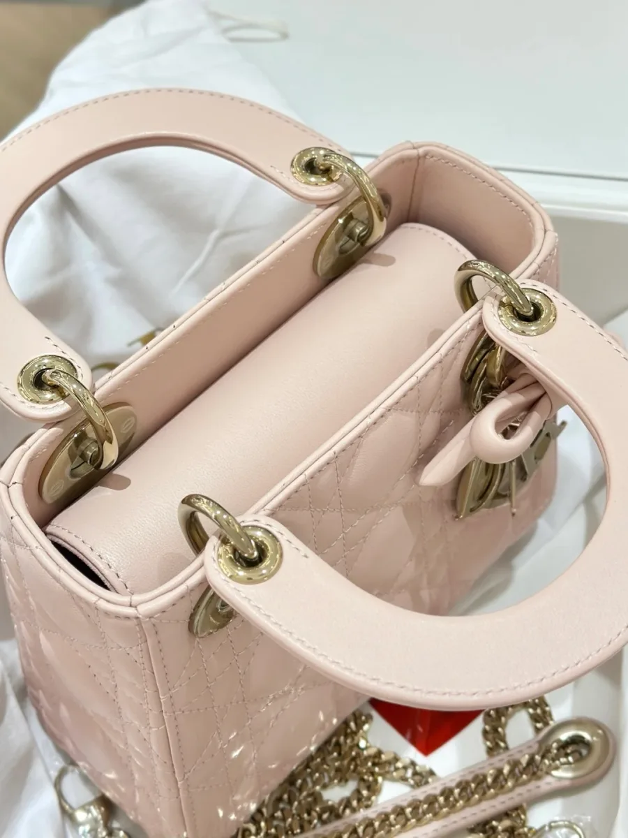 Розовая сумка Lady Dior 17 с открытым верхним клапаном, вид сверху