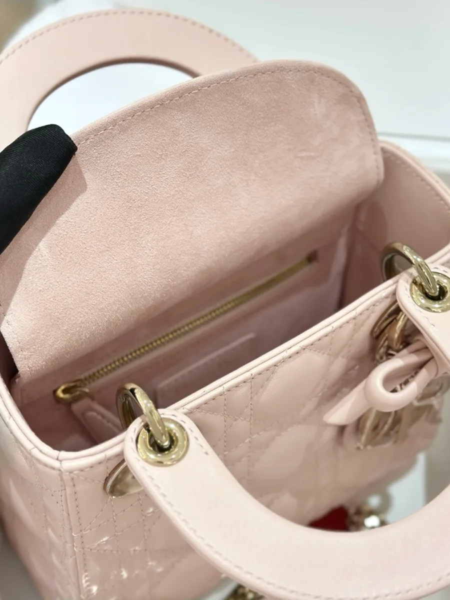 Внутреннее отделение розовой сумки Lady Dior с замшевой подкладкой