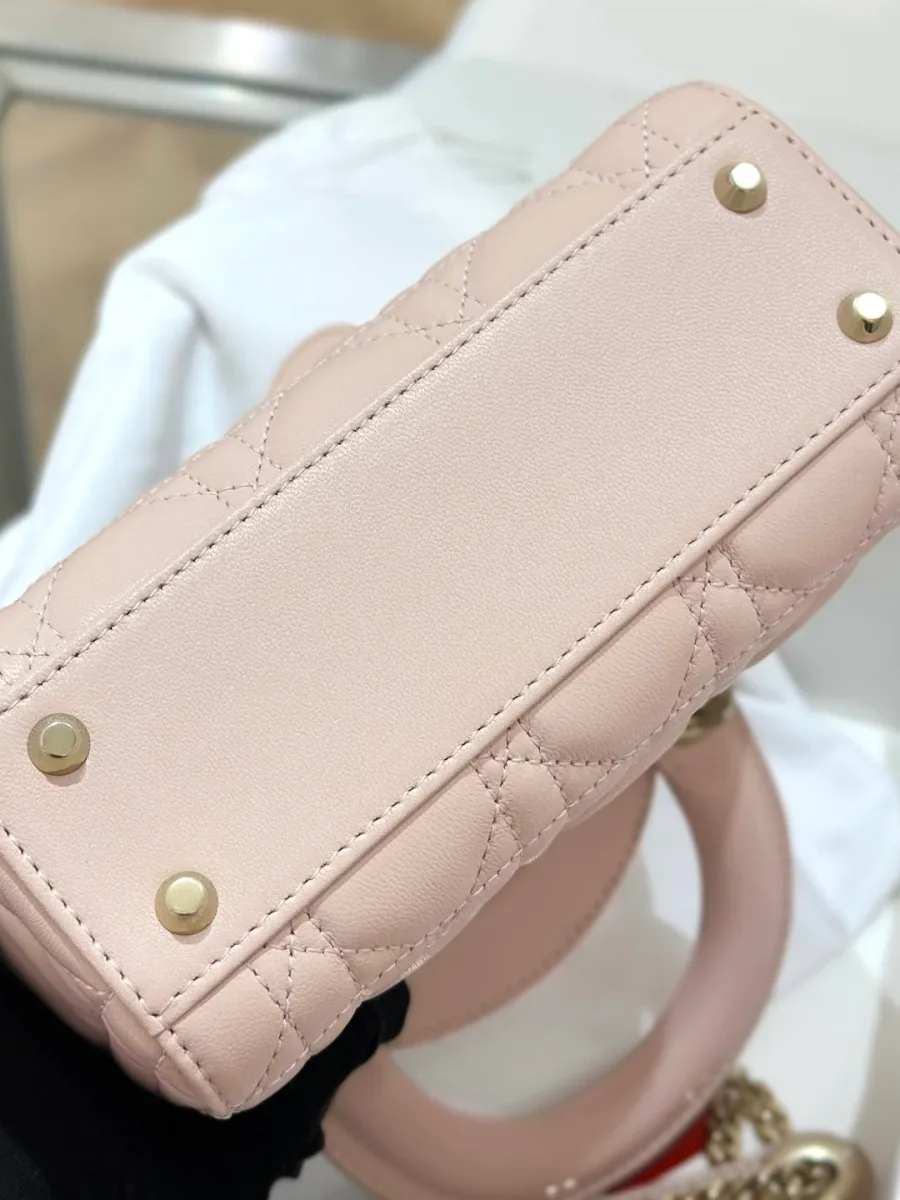 Нижняя панель розовой сумки Lady Dior с четырьмя защитными ножками