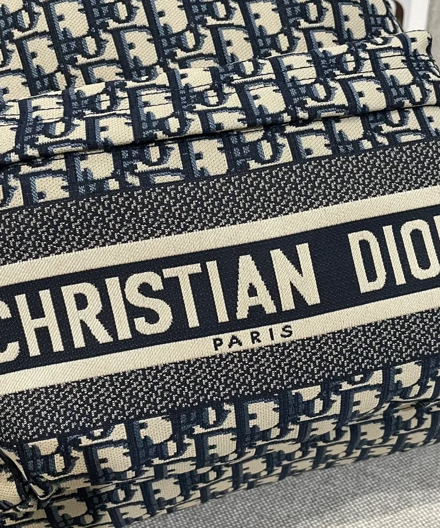 Крупный план переднего кармана рюкзака с надписью Christian Dior Paris