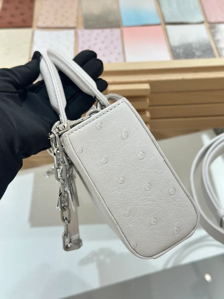 Белая сумка Dior Lady D-Joy 22 из кожи страуса, вид сбоку