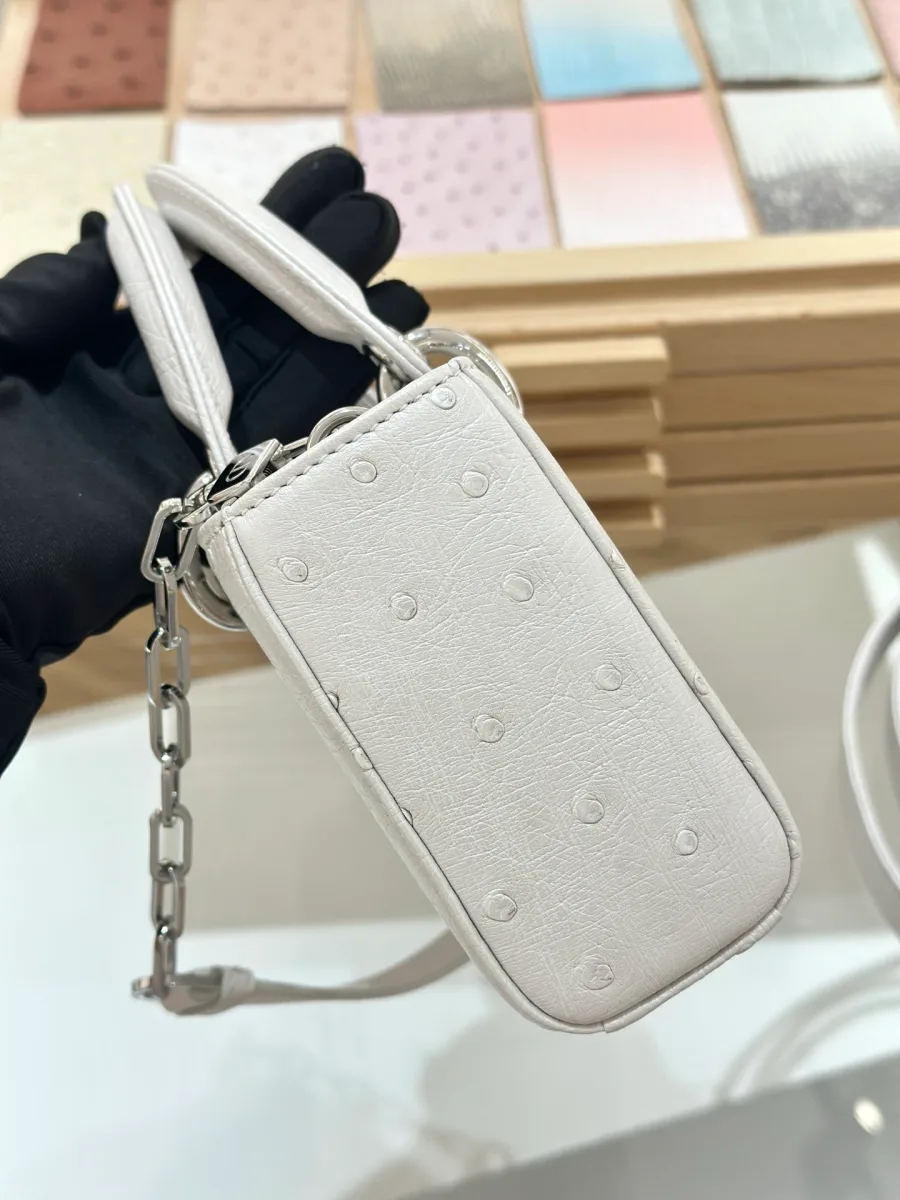 Белая сумка Dior Lady D-Joy 22 из кожи страуса, вид сбоку с ремешком