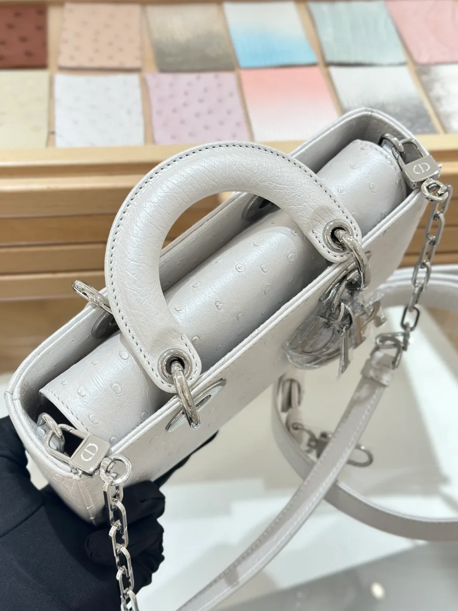Вид сверху на открытую сумку Dior Lady D-Joy 22 с клапаном