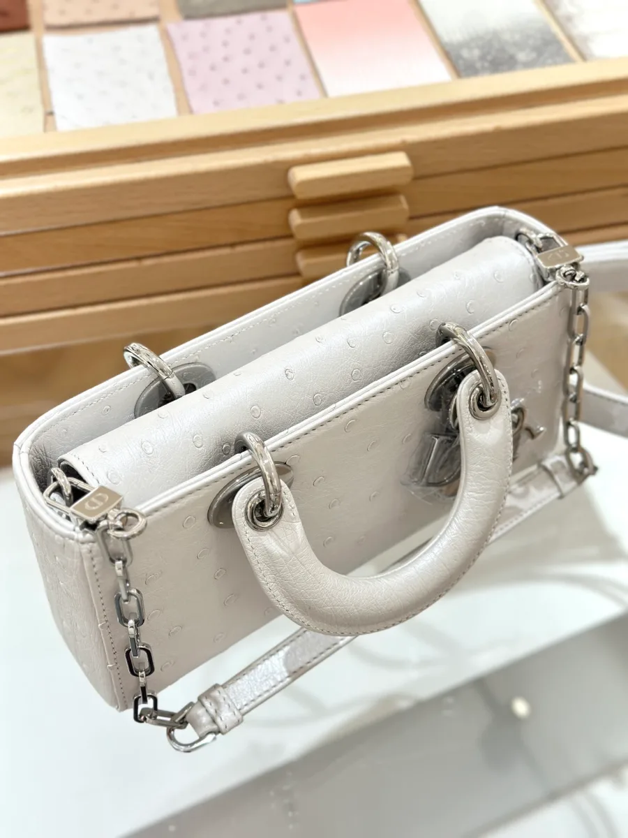 Вид сверху на закрытую сумку Dior Lady D-Joy 22 с ручками и ремнем