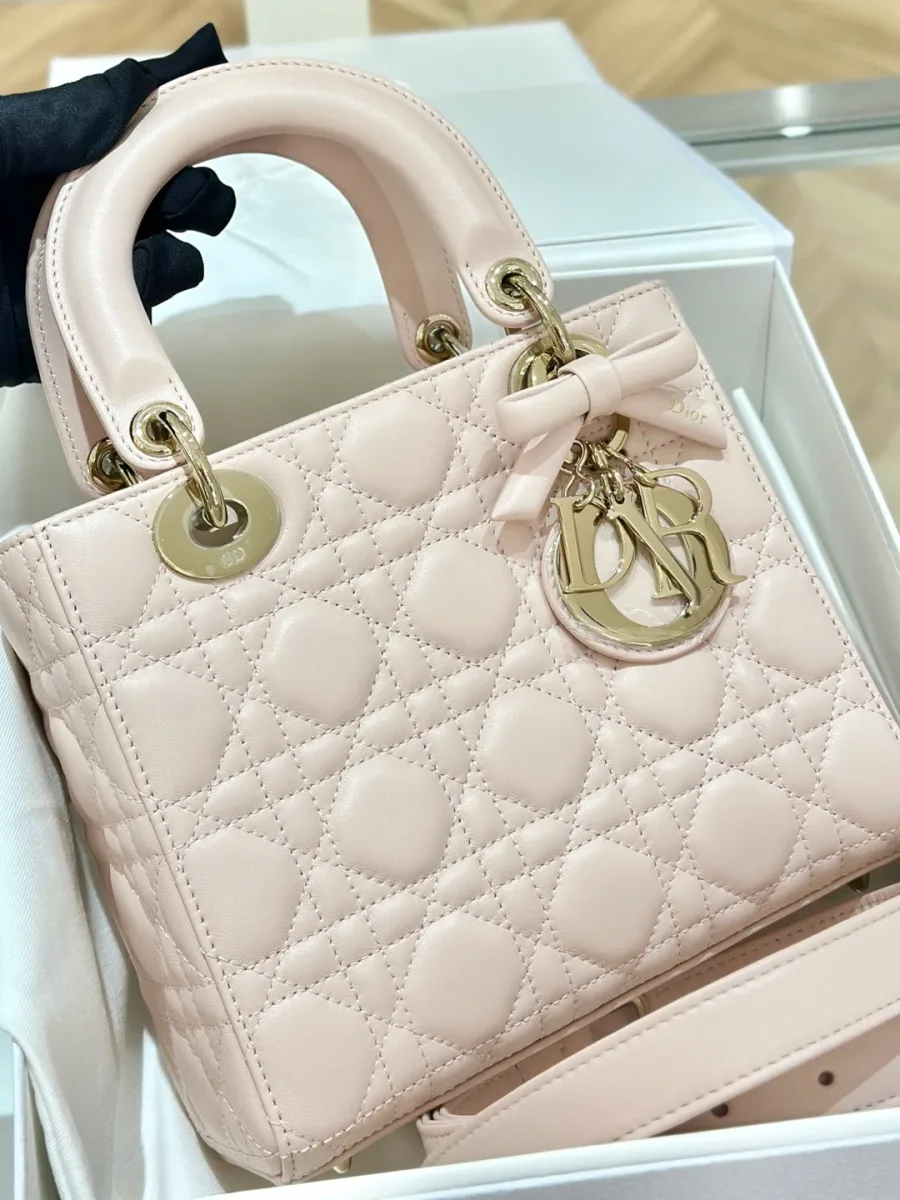 Розовая сумка Lady Dior 20 с верхними ручками и плечевым ремнем, вид спереди