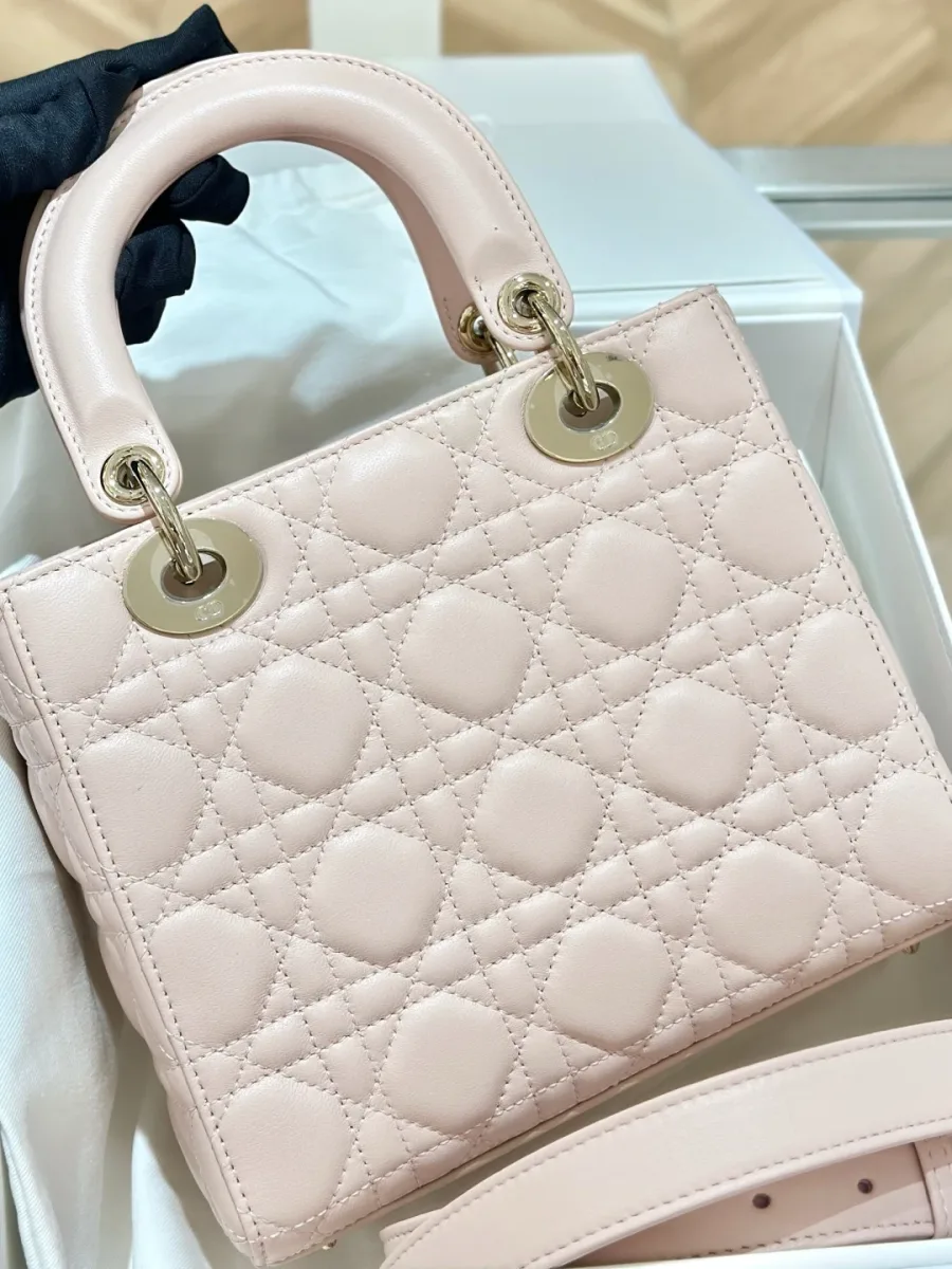 Стеганая розовая сумка Lady Dior 20 с золотистой фурнитурой, вид спереди