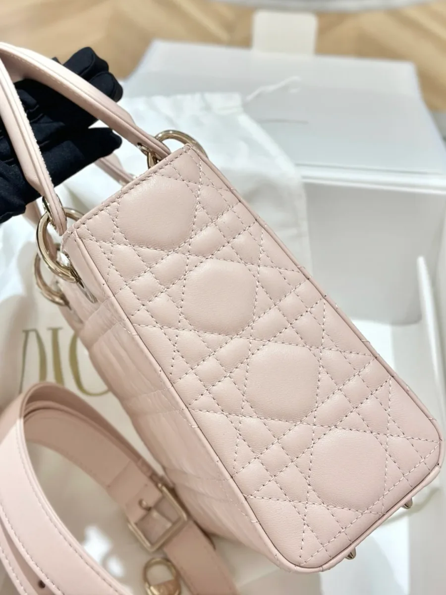 Розовая сумка Lady Dior 20, вид сбоку, демонстрирующий ширину и стеганый узор
