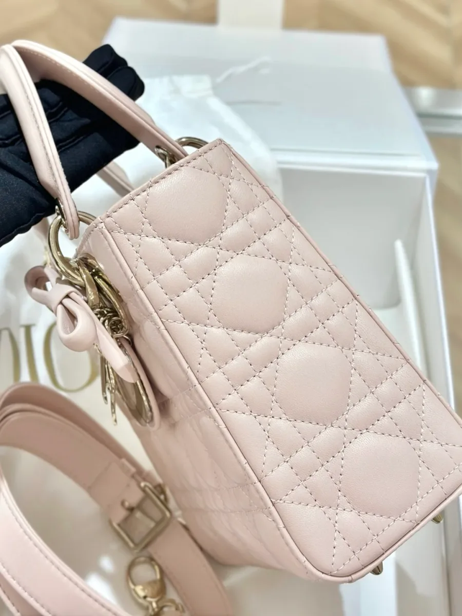 Боковая сторона розовой сумки Lady Dior 20 с креплением для ремня