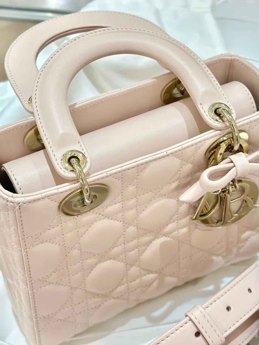 Вид сверху на розовую сумку Lady Dior 20 с закрытым клапаном