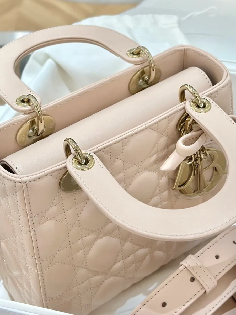Розовая сумка Lady Dior 20 сверху, видны ручки и внутреннее отделение
