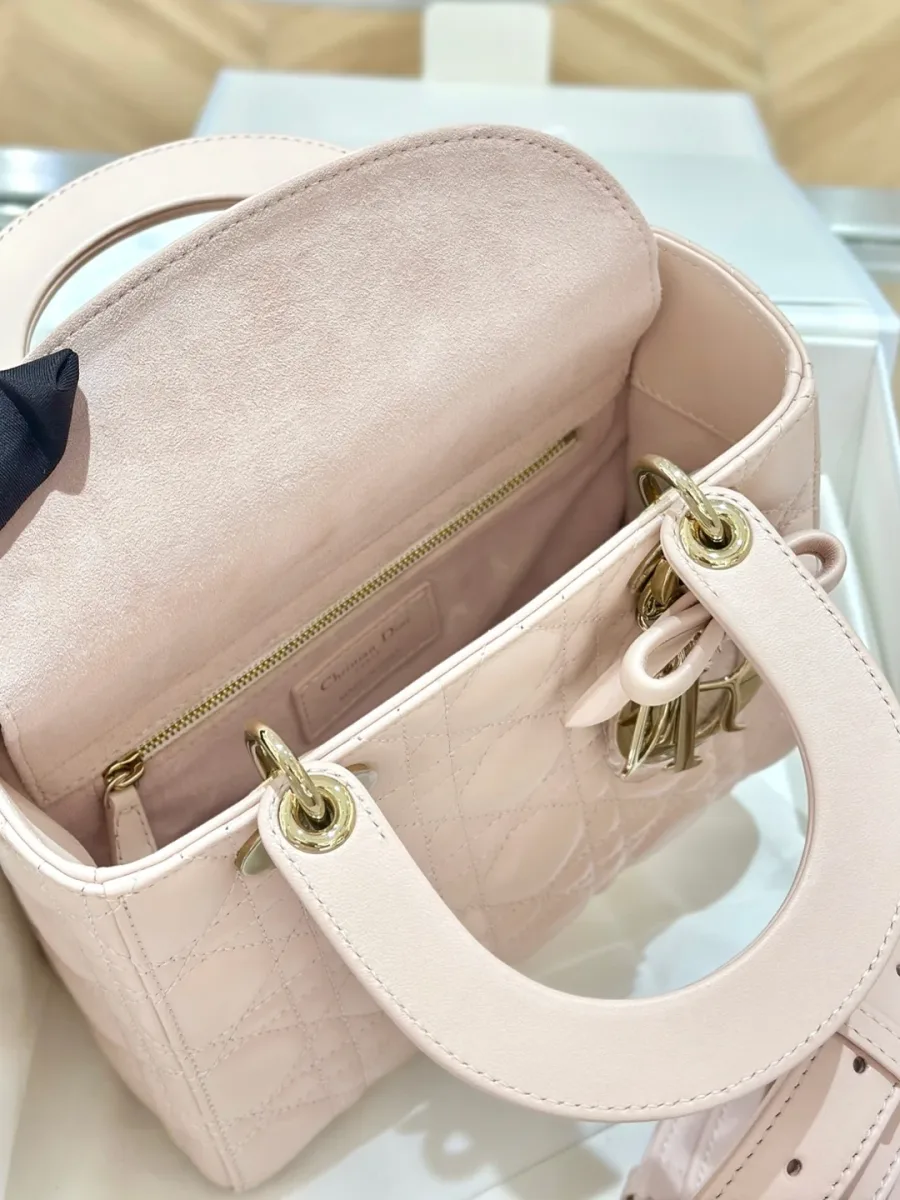 Открытая розовая сумка Lady Dior 20 с внутренним карманом на молнии
