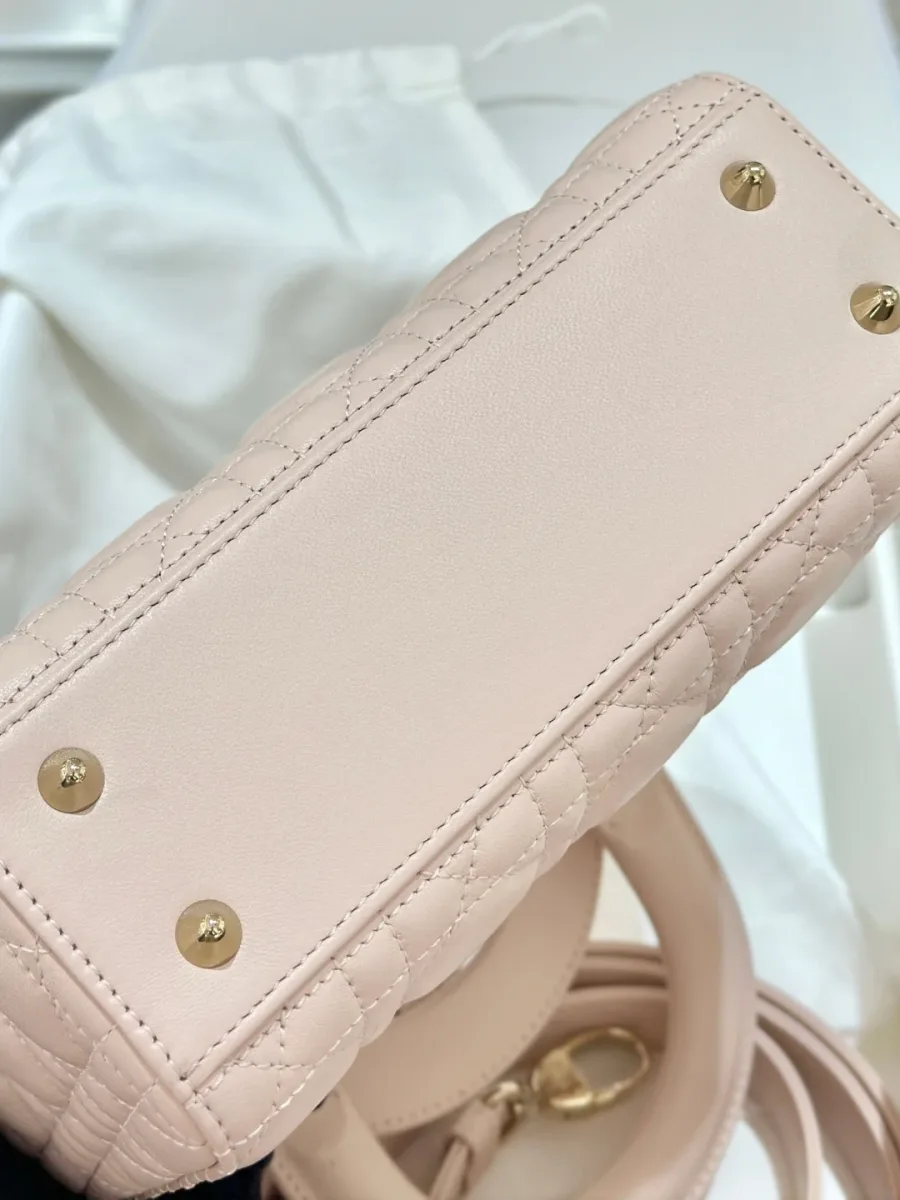 Нижняя часть розовой сумки Lady Dior 20 с четырьмя защитными ножками