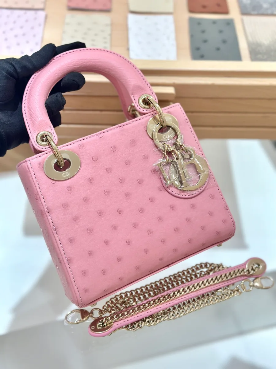 Розовая сумка Lady Dior 17 из кожи страуса, вид спереди с плечевым ремнем-цепочкой