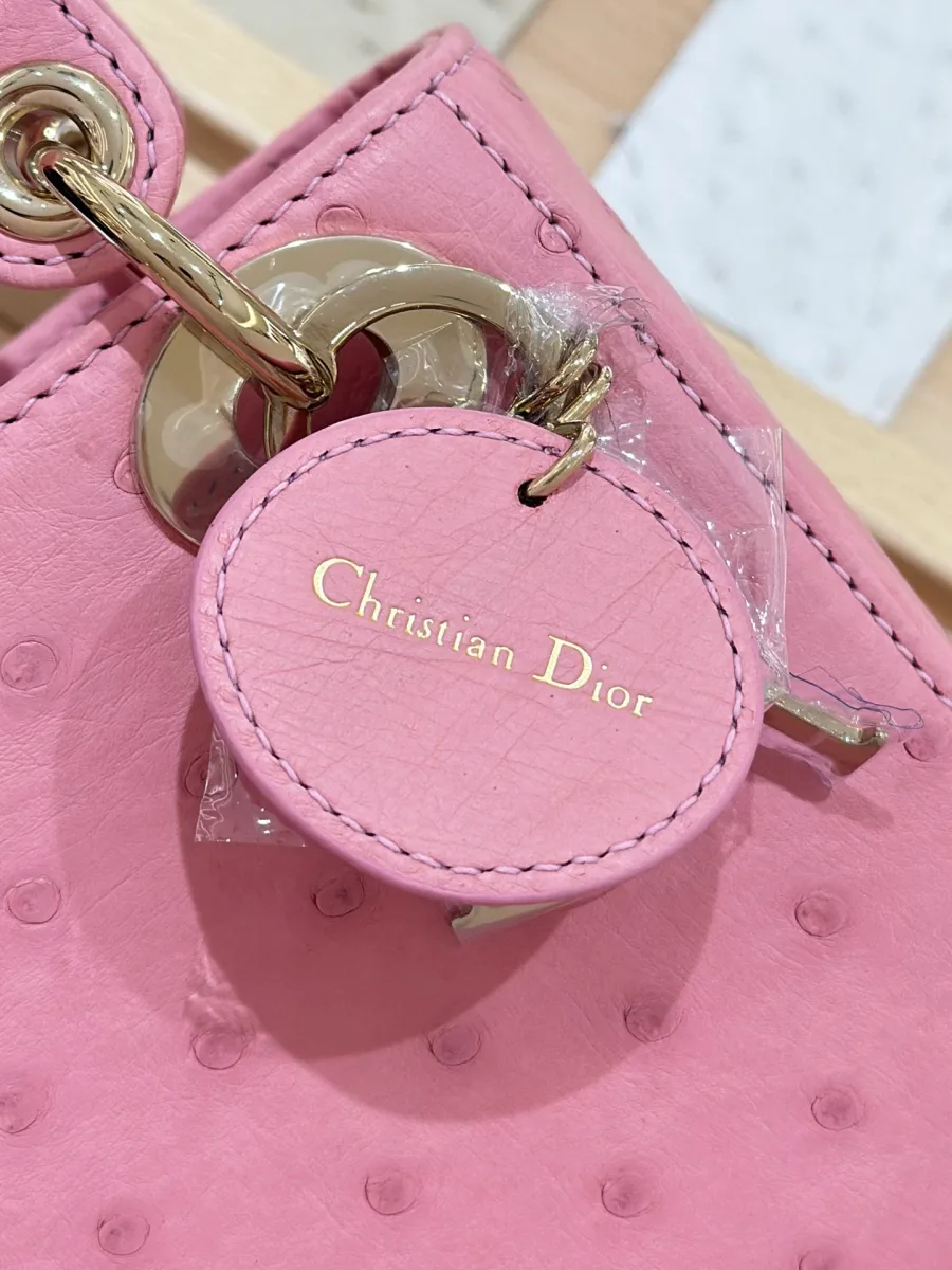 Крупный план кожаного ярлыка с тиснением Christian Dior
