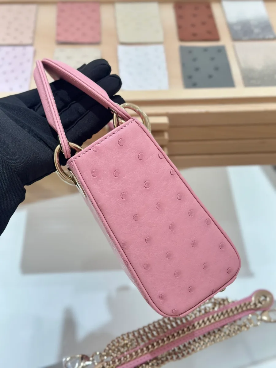 Розовая сумка Lady Dior 17 из кожи страуса, вид сбоку
