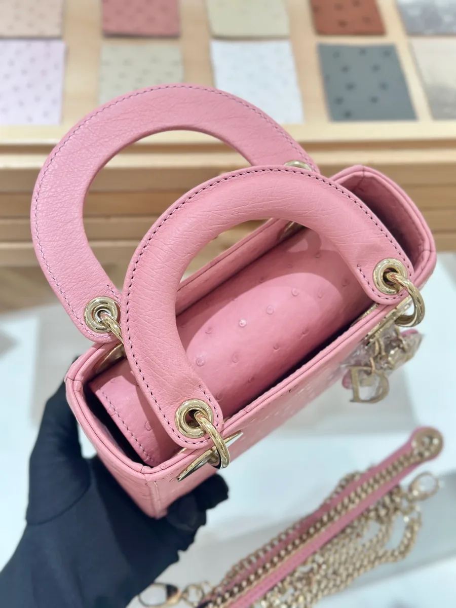 Вид сверху на закрытую розовую сумку Lady Dior 17
