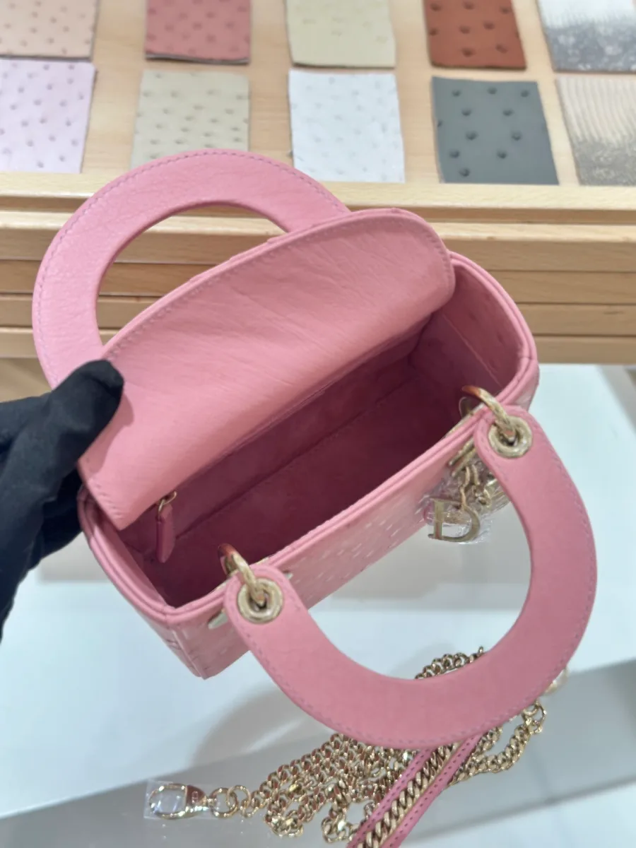 Внутреннее отделение розовой сумки Lady Dior 17