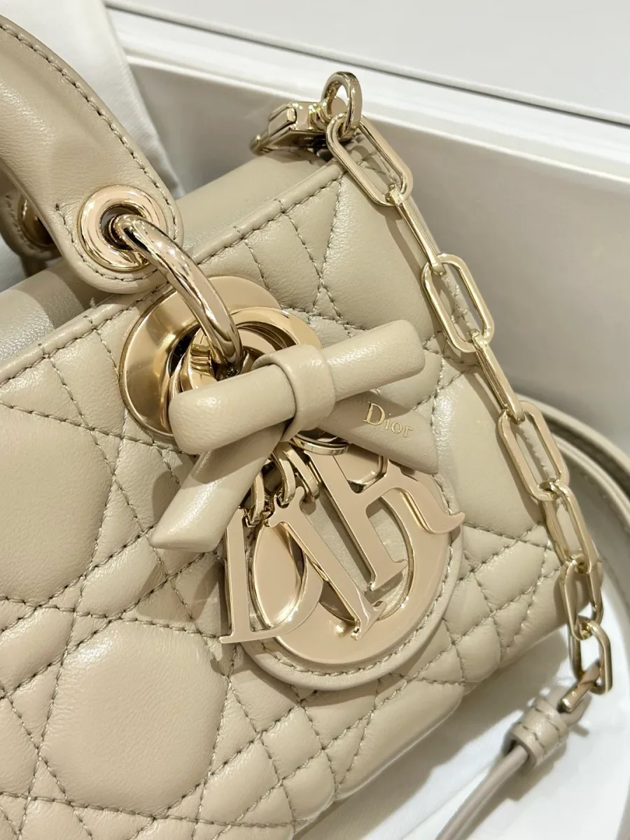 Крупный план подвески с буквами DIOR и кожаным бантиком