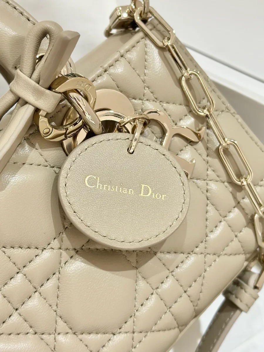 Крупный план кожаного ярлыка с тиснением Christian Dior