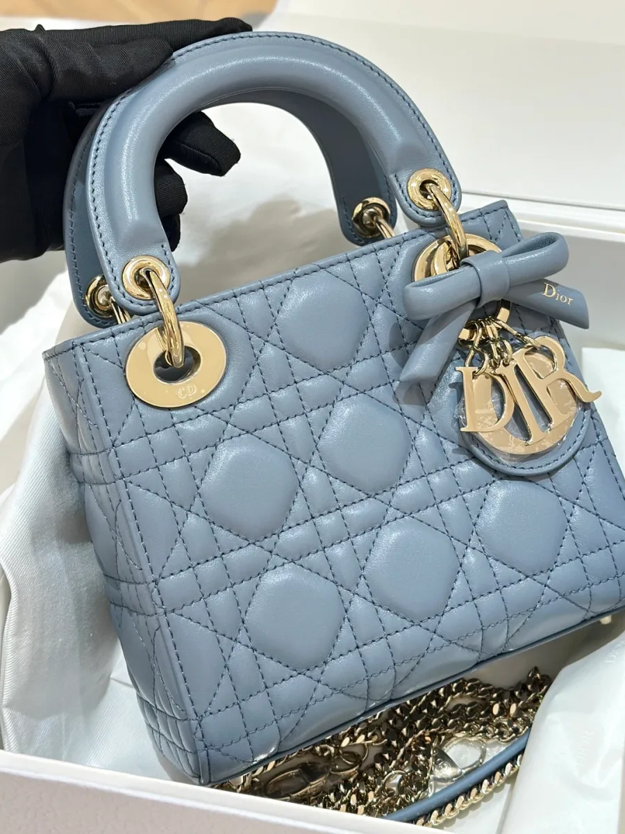Серо-синяя сумка Lady Dior 17 с золотистой фурнитурой и кожаным бантом, вид спереди