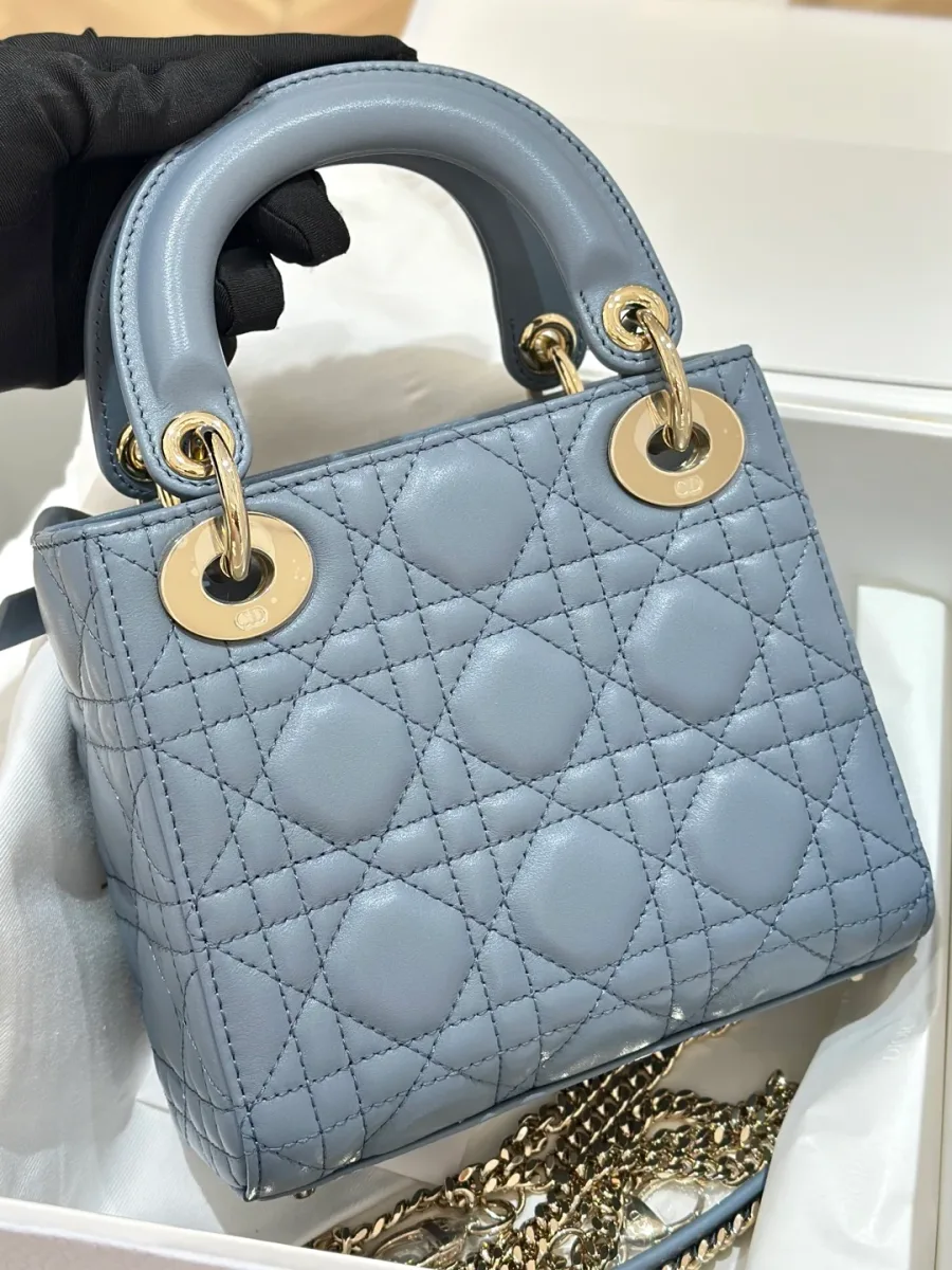 Сумка Lady Dior 17 из стеганой кожи ягненка серо-синего цвета, вид спереди