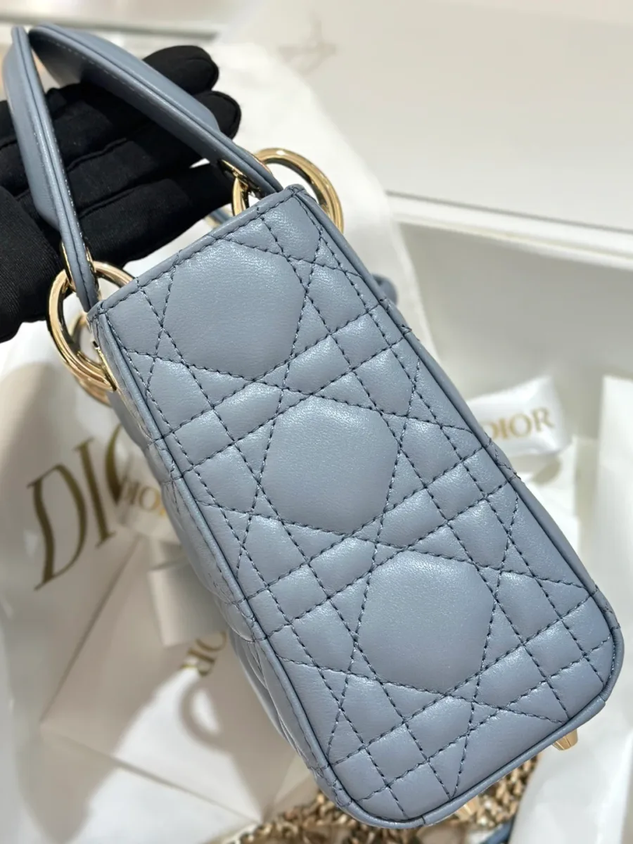 Сумка Lady Dior 17 серо-синего цвета, вид сбоку