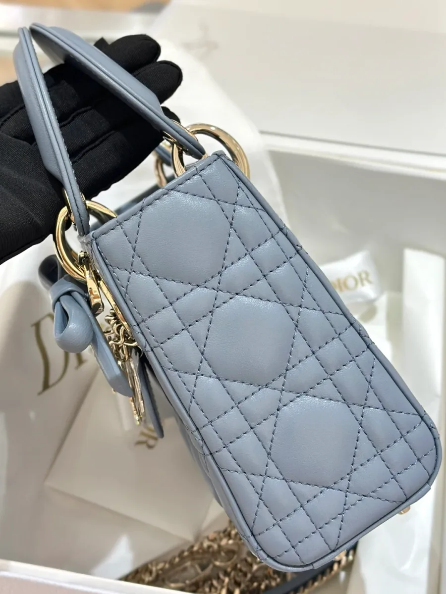 Боковая сторона серо-синей сумки Lady Dior 17 со стеганым узором Cannage