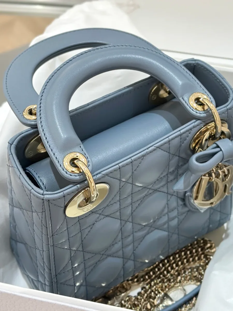 Сумка Lady Dior 17 с открытым верхним клапаном, вид сверху