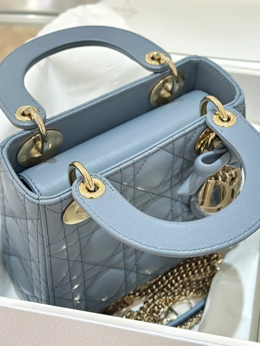 Вид сверху на сумку Lady Dior 17 с ручками и плечевым ремнем