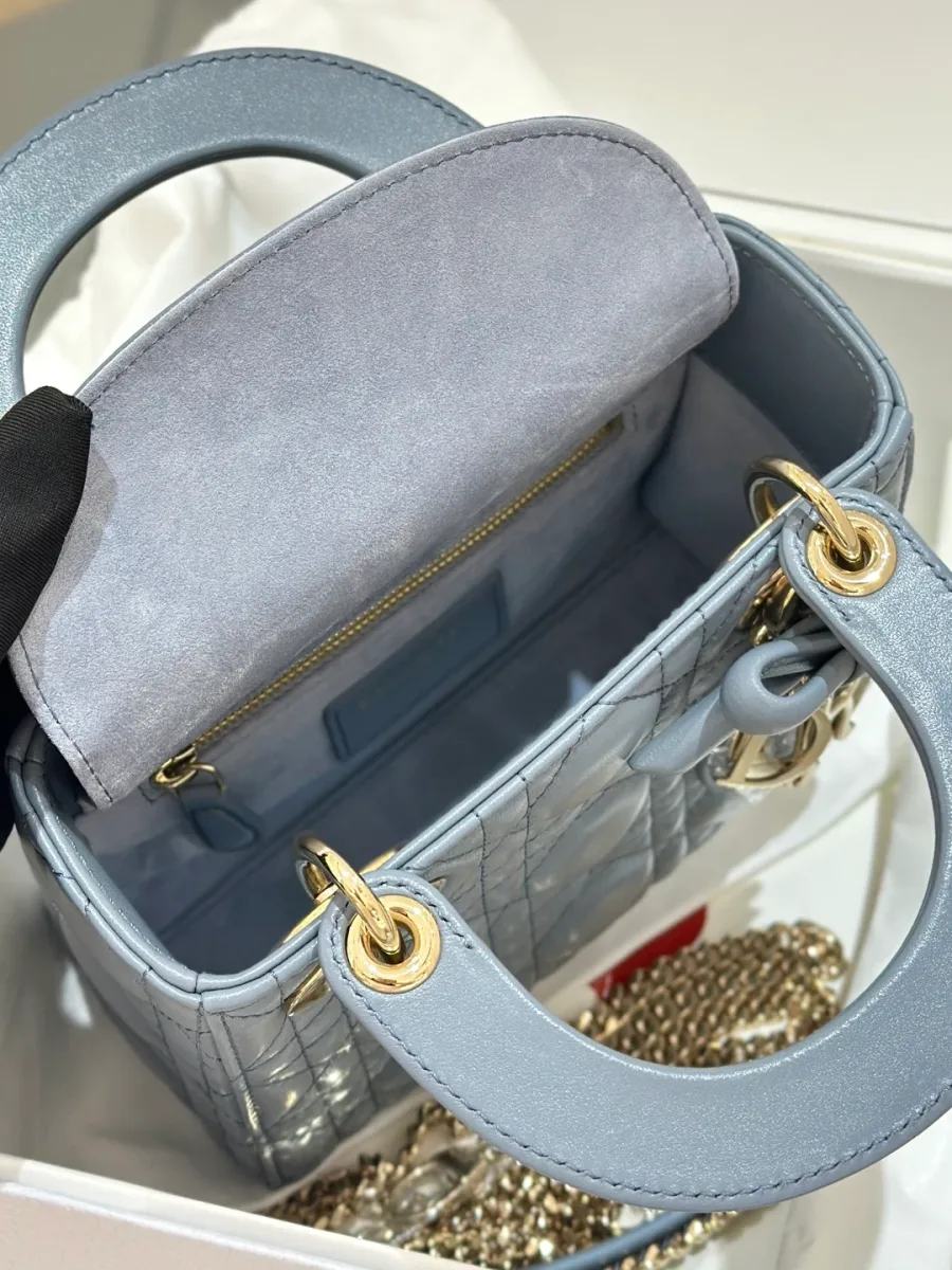 Внутреннее отделение сумки Lady Dior 17 с открытым клапаном