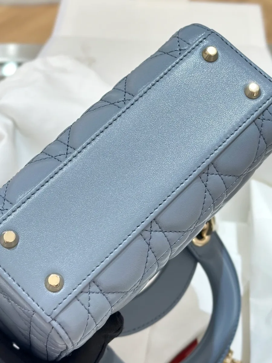 Дно серо-синей сумки Lady Dior 17 с четырьмя металлическими ножками