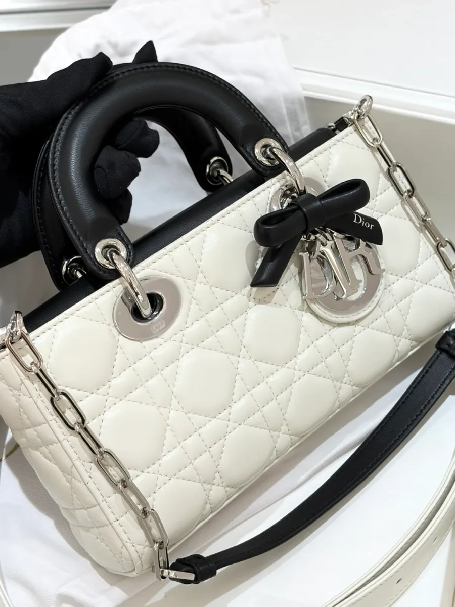 Бело-черная сумка Dior Lady D-Joy с узором Cannage, вид спереди