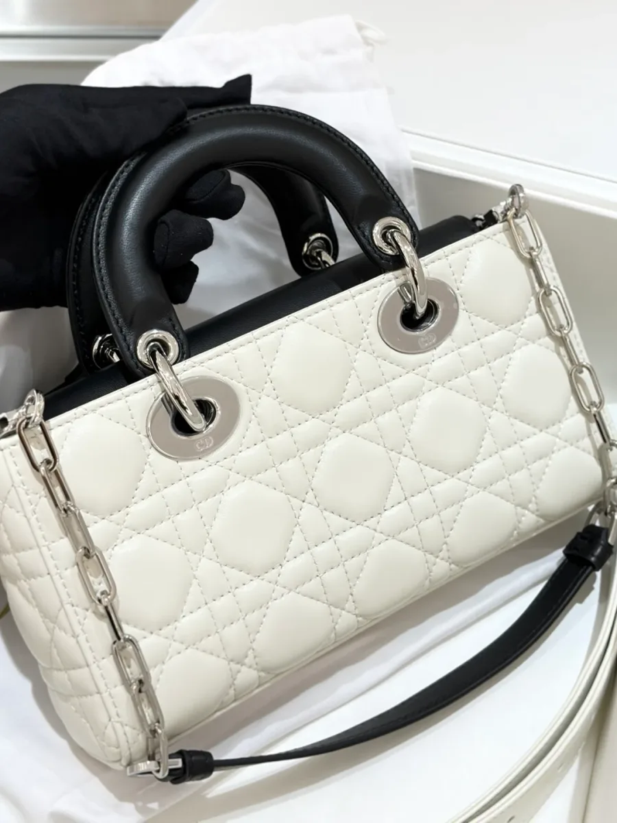 Сумка Dior Lady D-Joy из белой кожи с черными ручками, ракурс три четверти