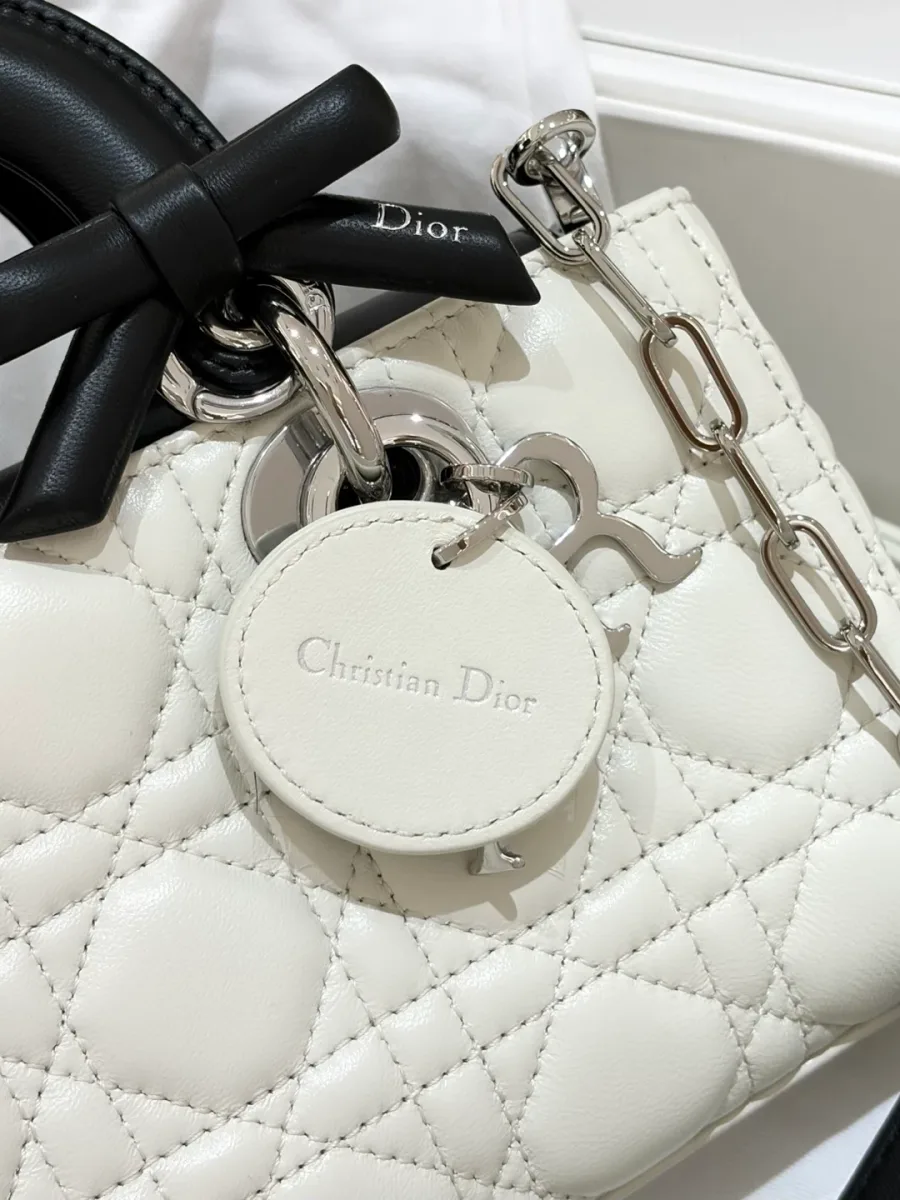 Крупный план кожаного ярлыка Christian Dior на сумке