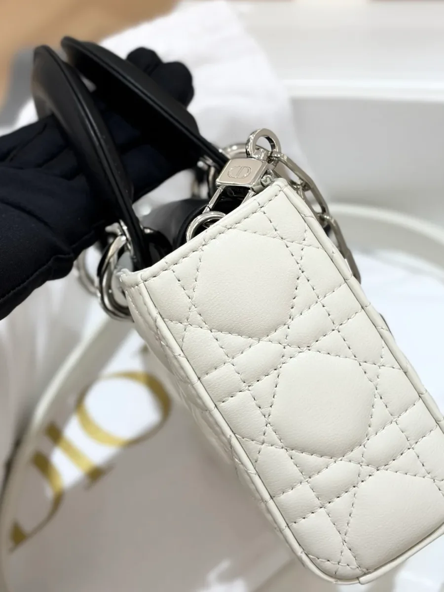 Боковая сторона сумки Dior Lady D-Joy с узором Cannage
