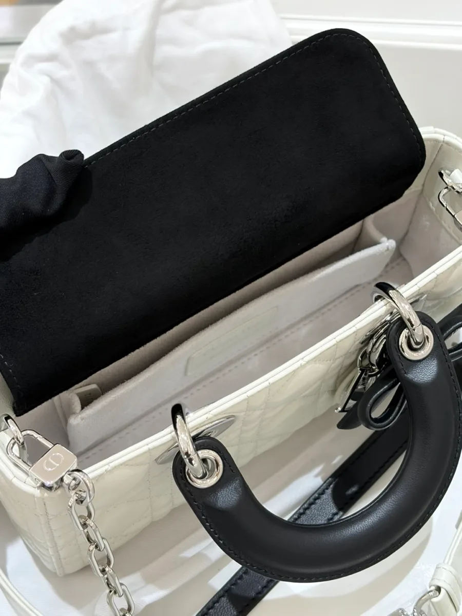 Вид сверху на открытую сумку Dior Lady D-Joy с черным клапаном