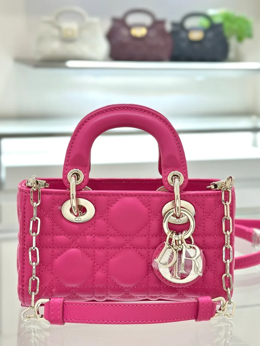 Розовая сумка Dior Lady D-Joy 16, вид спереди с ручками и ремнем