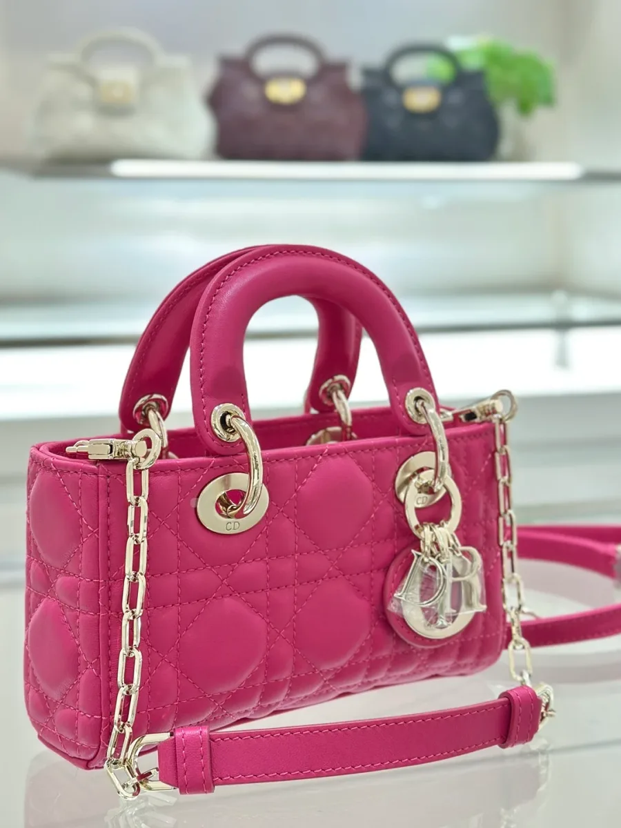 Розовая сумка Dior Lady D-Joy 16, ракурс три четверти