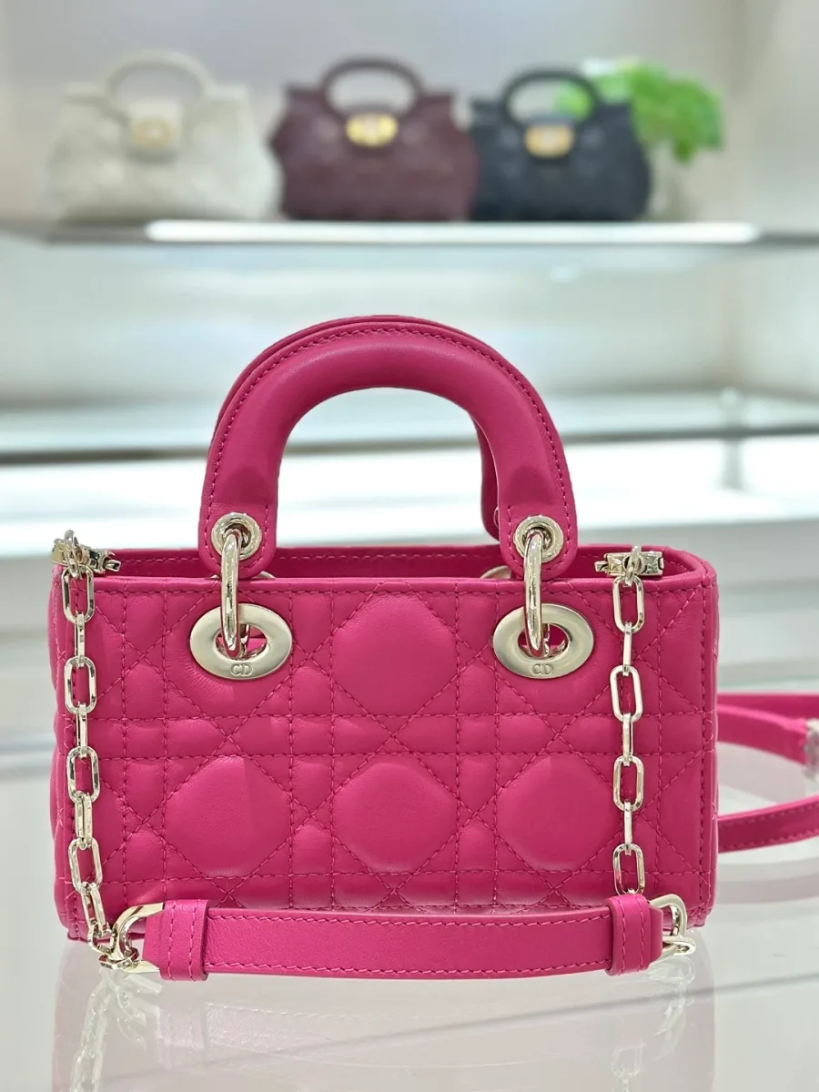 Розовая сумка Dior Lady D-Joy 16, вид сзади со стеганым узором Cannage