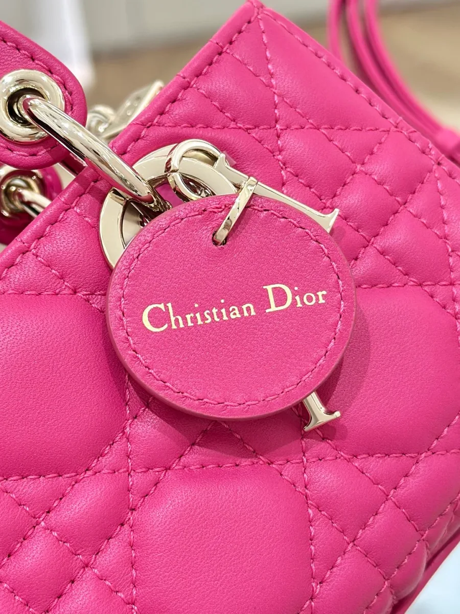 Крупный план кожаного круглого ярлыка с тиснением Christian Dior