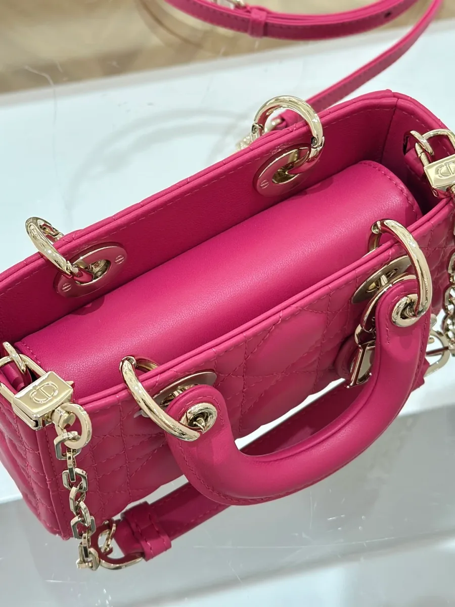 Вид сверху на открытую розовую сумку Dior Lady D-Joy 16