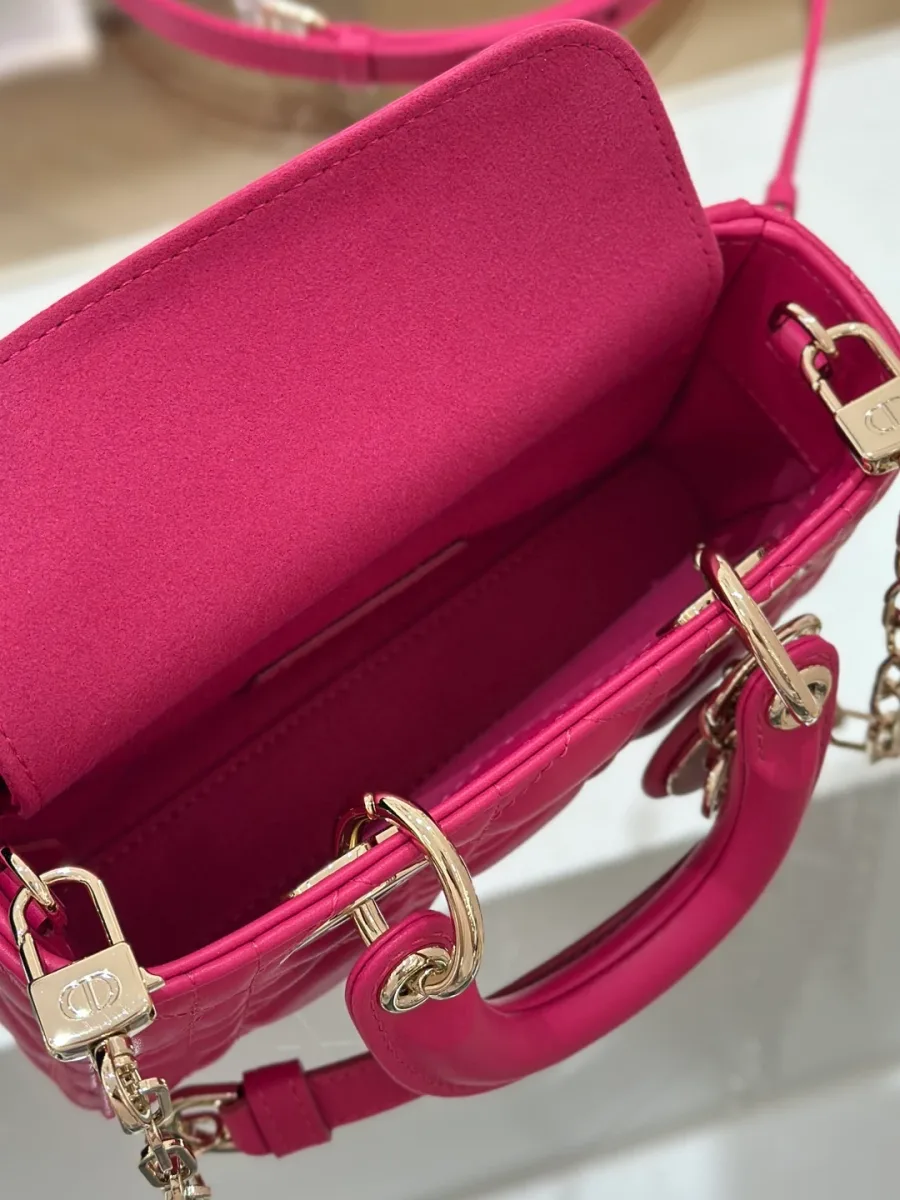 Внутреннее отделение сумки Dior Lady D-Joy 16 с открытым клапаном