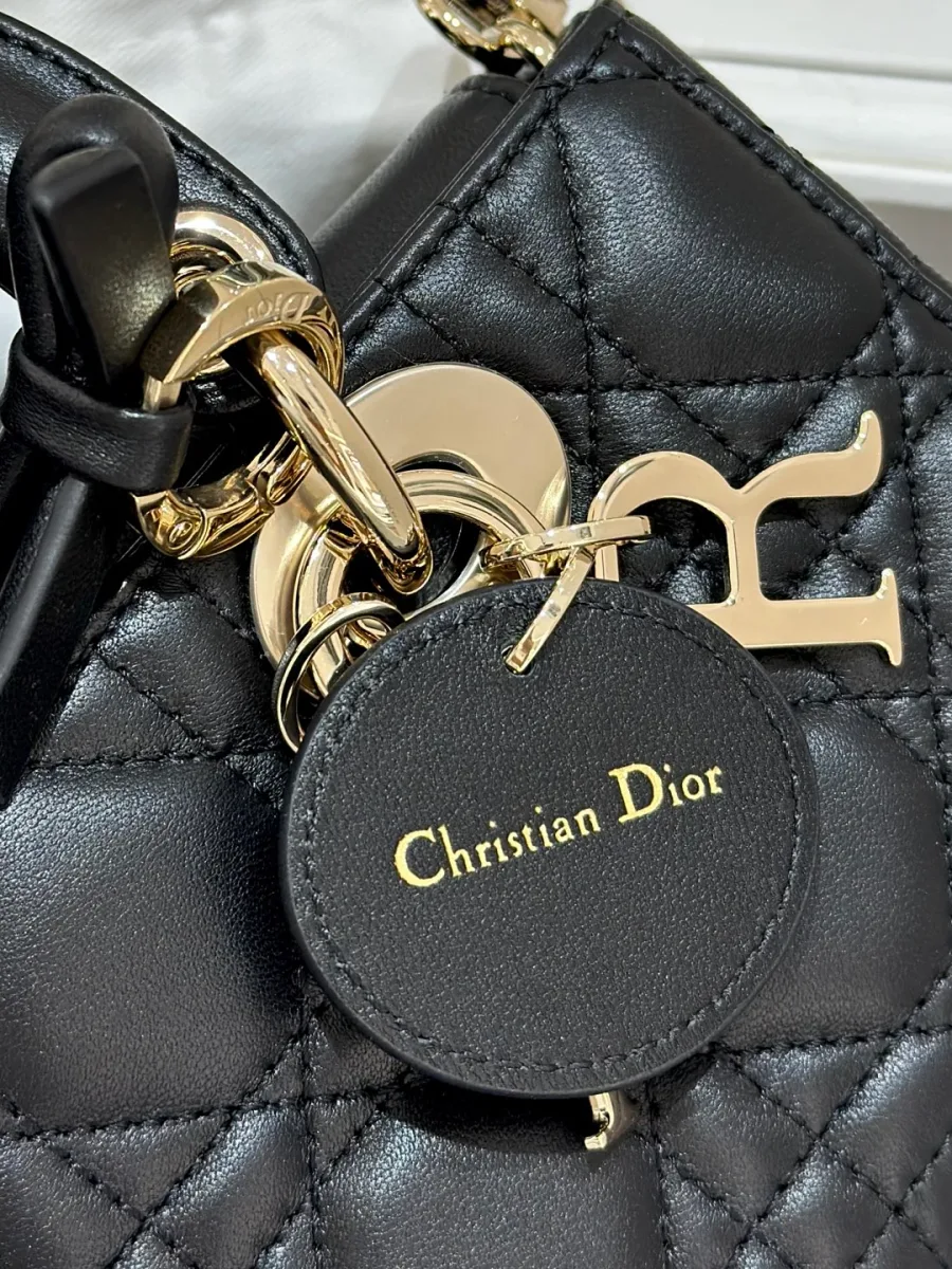 Крупный план кожаного ярлыка с тиснением Christian Dior на подвеске