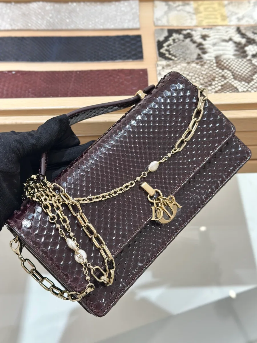Бордовый клатч Dior WOC из кожи змеи с золотистой цепочкой и жемчугом, вид спереди